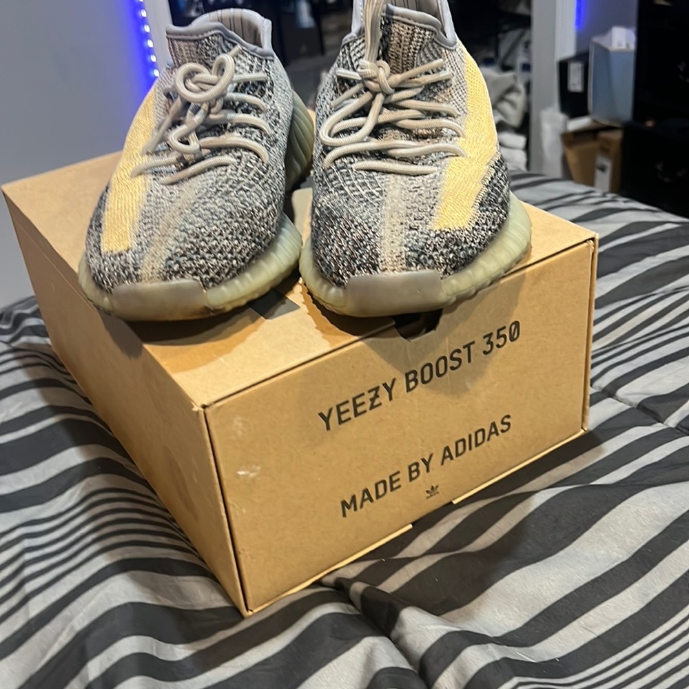 YEEZY 350 BOOST (comes with box)